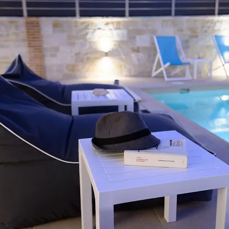 Momento Luxury Walking Distance From The