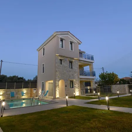 Momento Luxury Walking Distance From The