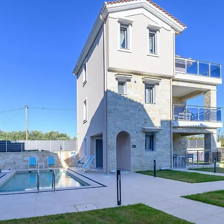 Momento Luxury Walking Distance From The Apartment