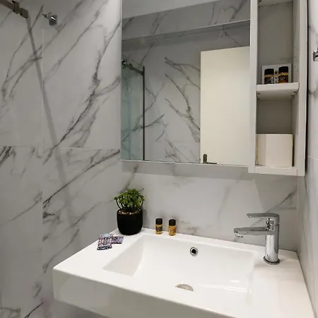 Momento Luxury Walking Distance From The 니키아나