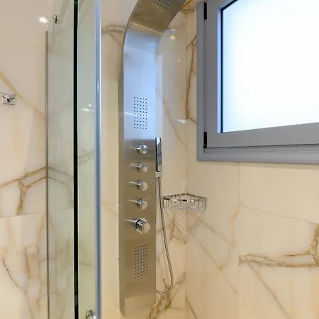 Momento Luxury Walking Distance From The Apartment Nikiana