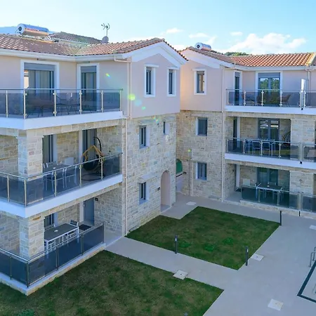 Momento Luxury Walking Distance From The