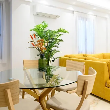 Momento Luxury Walking Distance From The *