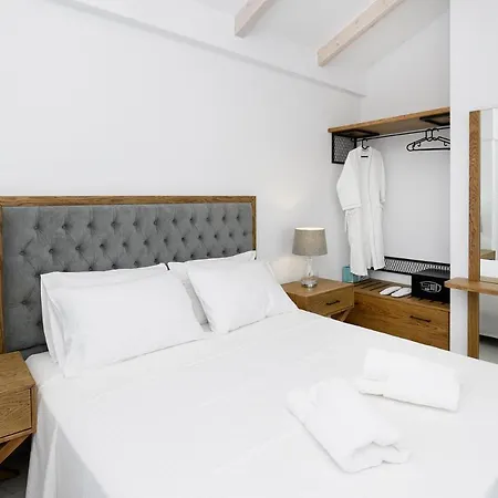 Momento Luxury Walking Distance From The *