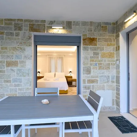 Momento Luxury Walking Distance From The *