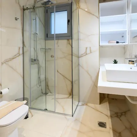 Momento Luxury Walking Distance From The
