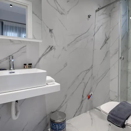 Momento Luxury Walking Distance From The Apartment Nikiana