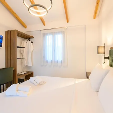 Momento Luxury Walking Distance From The *