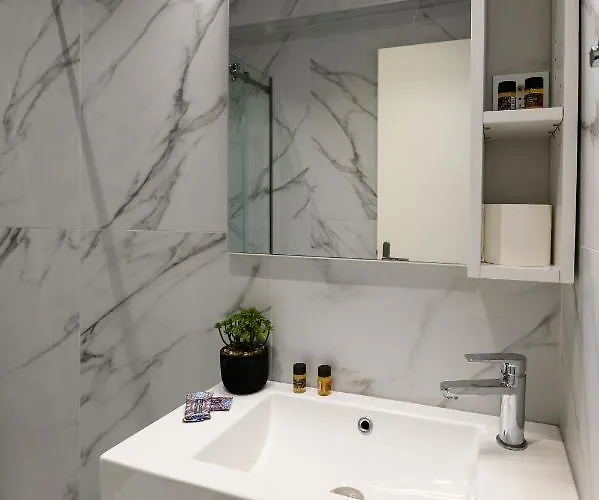Momento Luxury Walking Distance From The نِكيانا
