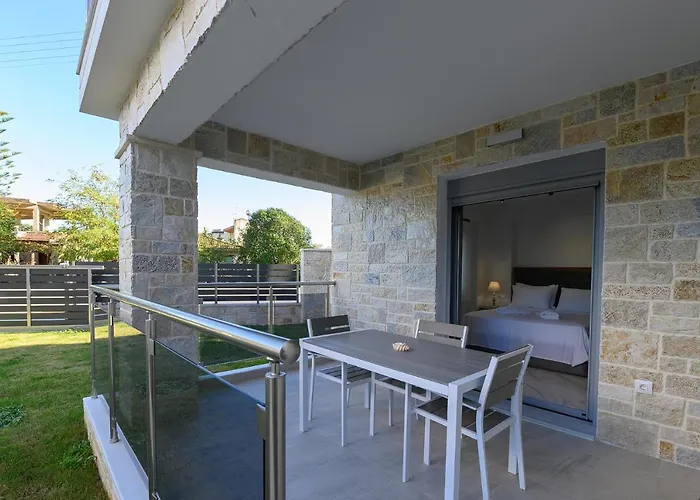 Momento Luxury Walking Distance From The *