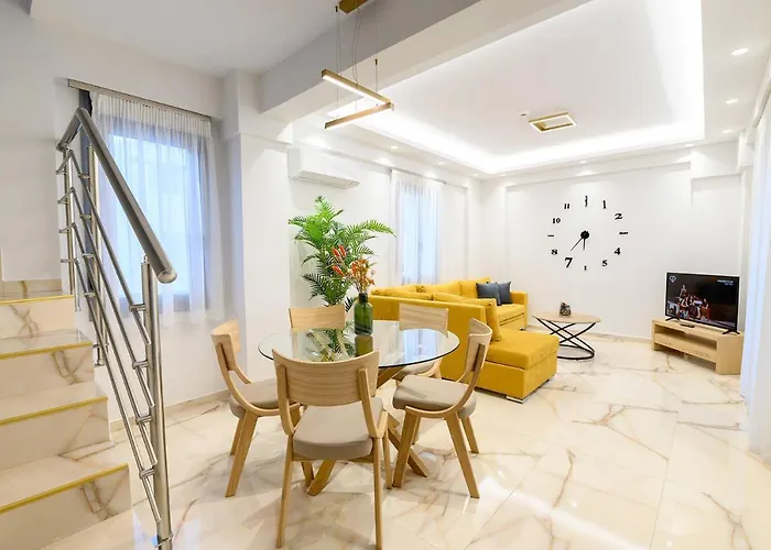 Momento Luxury Walking Distance From The نِكيانا