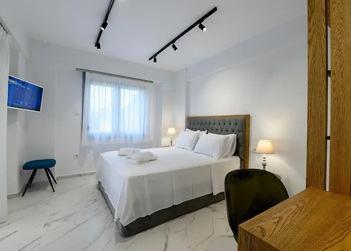 Momento Luxury Walking Distance From The *
