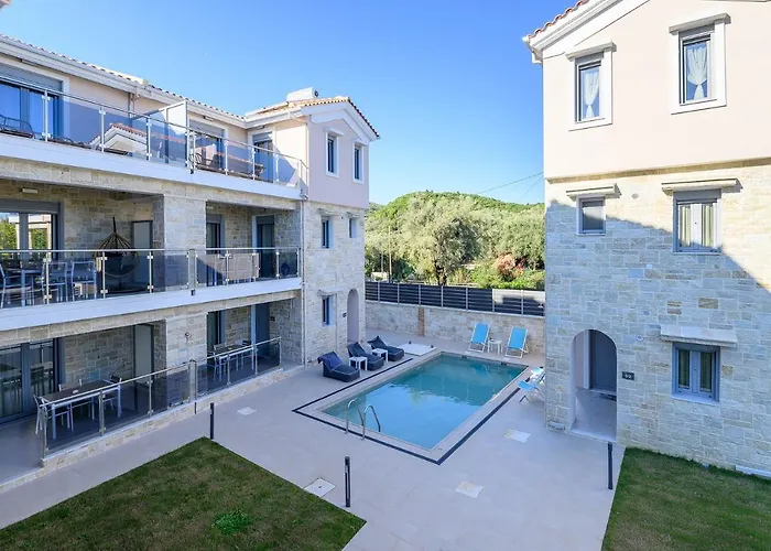 Momento Luxury Walking Distance From The نِكيانا