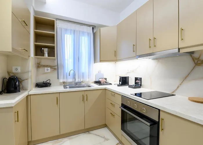 Momento Luxury Walking Distance From The *