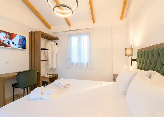 Momento Luxury Walking Distance From The *