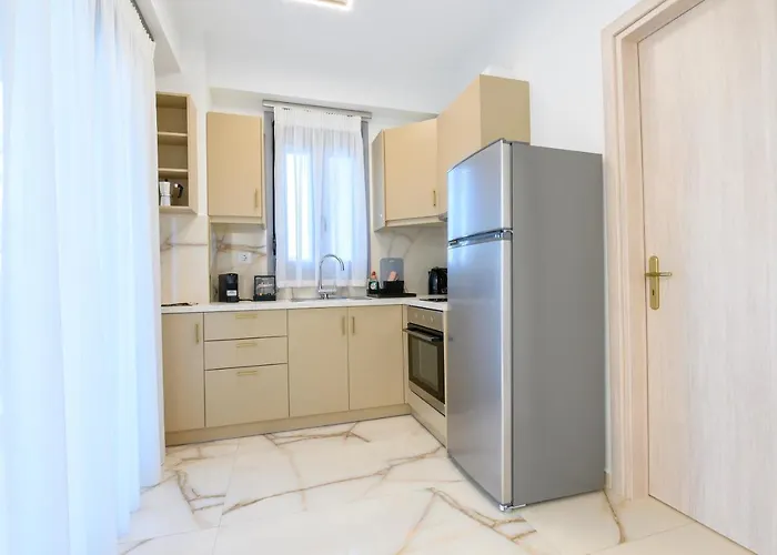 Momento Luxury Walking Distance From The نِكيانا